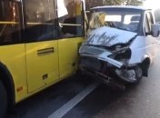 ДТП в Киеве: грузовик протаранил троллейбус (Видео)