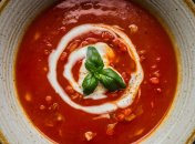 Томатный суп станет вашим спасением в жару (изображение создано с помощью ИИ)