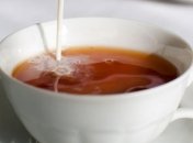 Ученые: Молоко, добавленное в чай, сохраняет белизну зубов 