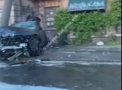 Авто смяло и накрыло столбом: ночью в Одессе случилось страшное ДТП (видео последствий)