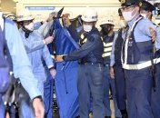 В Токио мужчина с ножом набросился на пассажиров поезда, а потом сдался полиции (видео)