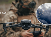 Военный с дроном и дым после взрыва