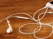 Как смотать наушники, чтобы они не путались?