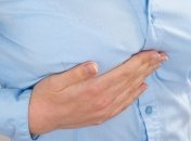 Медики объяснили, от чего может болеть под правой грудью