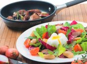 Cалатные листья с подрумяненной куриной печенью, белой фасолью и яйцом поше