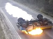 На Тернопольщине перевернулся и загорелся молоковоз: водитель чудом спасся