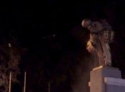 Ночью активисты снесли 2 памятника Ленина в Харькове