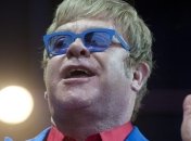 Элтон Джон лишил русского друга волос (Видео)