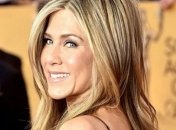 Дженнифер Энистон не захотела забирать прах матери