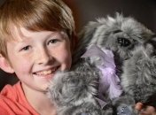 Мальчик собственноручно сшил более 800 мягких игрушек для больных деток (Фото) 