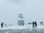 Сильный снегопад в Салониках парализовал работу аэропорта и транспорта 