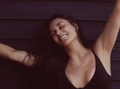 В черном бикини: Деми Мур показала стройную фигуру в 58 лет (фото)