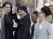 Анджелина Джоли решила уехать в Африку и забрать с собой детей