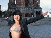 Скандал с обнаженкой на Красной площади: кто еще из звезд раздевался возле храмов в России (фото, видео)