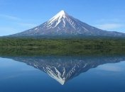 Ключевской вулкан бросает пепел над Камчаткой