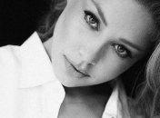 В коричневой шапке и белом свитшоте: Тина Кароль поразила снимком без макияжа