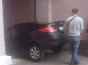 Ловушка для авто: на одних и тех же ступеньках в Киеве застряли уже две машины за месяц (фото, видео)