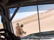 Это Дакар, а не паркур: гонщик кувыркнулся с дюны и поехал дальше (Видео)