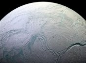 Cassini сделала снимки извергающихся криовулканов Энцелада 