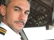 Вот как нужно делать селфи на борту самолета: фото этого пилота произвело фурор в сети