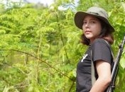 Променяла платья на оружие: королева красоты из Мьянмы кардинально изменила жизнь (фото)