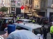 Поліція оточила район