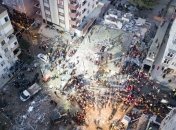 В Стамбуле под завалами рухнувшего дома нашли выжившую девочку