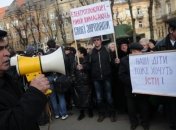 Азаров попросил сообщать ему о задержках зарплат на Facebook