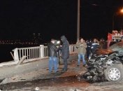 В Днепропетровске иномарка упала с моста в Днепр