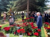 Могилу Кернеса засыпали шикарными букетами цветов: что произошло (фото)