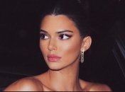 Кендалл Дженнер необычно прорекламировала обувь: фото, видео