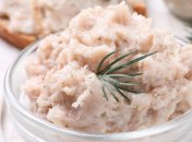 Эту намазку можно есть с гренками или просто с хлебом