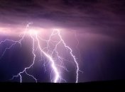 Женщину убила молния, пока та слушала музыку на мобильном в огороде