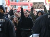 В Кельне тысячи людей протестуют против нападений на женщин