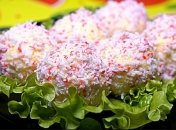 Закуска "Рафаелло" з крабових паличок точно прикрасить святковий стіл