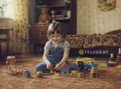 Ребенок играет в одиночестве