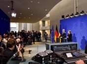 Порошенко: Россия продолжает поставлять оружие и войска на Донбасс