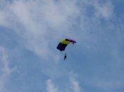 Обломок метеорита пролетел в нескольких метрах от парашютиста (Видео)