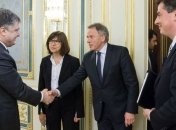 Порошенко обсудил с евроделегатами Крым и Донбасс