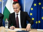 Петер Сийярто во время пресс-конференции в Брюсселе