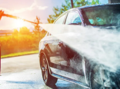 Летом может быть приятно помыть самостоятельно машину прямо на улице