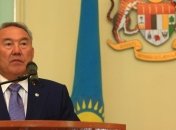 Президент Казахстана поздравил Порошенко и пожелал украинцам мира