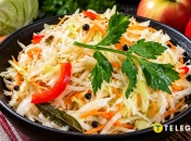 Пикантная капуста с яблоком
