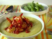 Креветки в томатном соусе с полентой