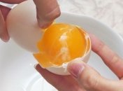 Яичный желток поможет избавиться от перхоти 