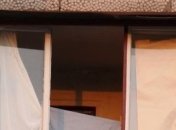 Девочка зашла к подружке, а оказалась за перилами балкона