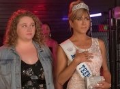 Дженнифер Энистон примерила образ королевы в трейлере фильма "Пышка" (Видео) 