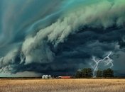 Похолодання на вихідних несе в Україну зливи, град, шквали та ймовірність смерчів: прогноз синоптика