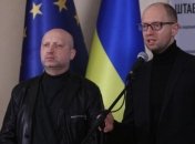 Яценюка и Турчинова облили зеленкой