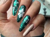 Зеленый дизайн маникюра актуален особенно в год Зеленого Дракона 2024